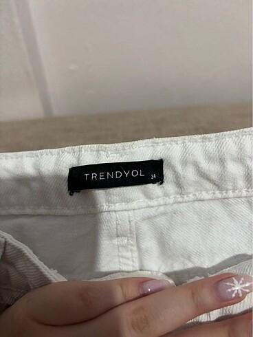 Trendyol & Milla beyaz yırtık mom slim jean