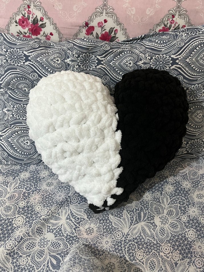 Siyah Beyaz Kalp Şeklinde Yastık - Görsel 2
