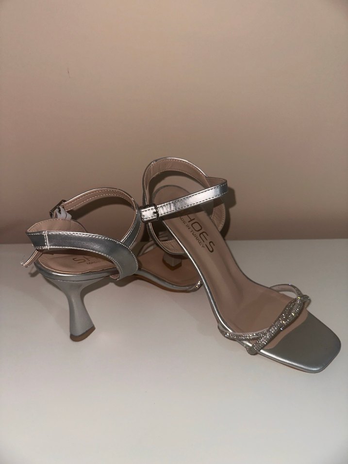 Gri Metal Tokalı Stiletto Kadın Abiye Ayakkabı - Görsel 4