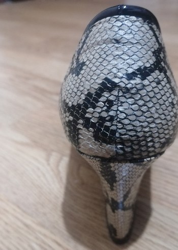 Siyah Yılan Desenli Topuklu Kadın Ayakkabı - Görsel 2