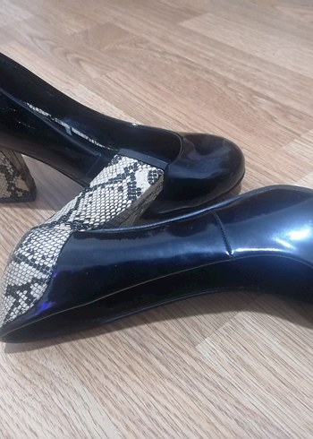 Siyah Yılan Desenli Topuklu Kadın Ayakkabı - Görsel 3