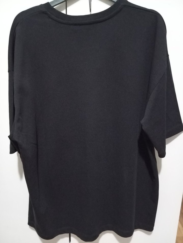 siyah baskılı tişört - Görsel 2