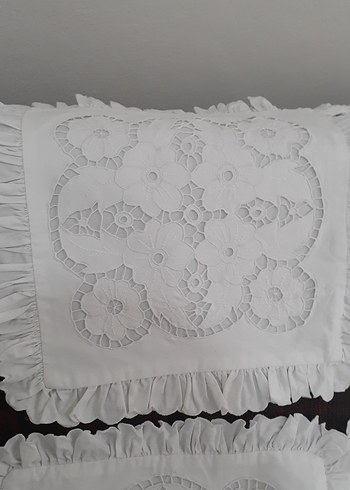Gri Nakışlı Beyaz Fırfırlı Yastık Kılıfı