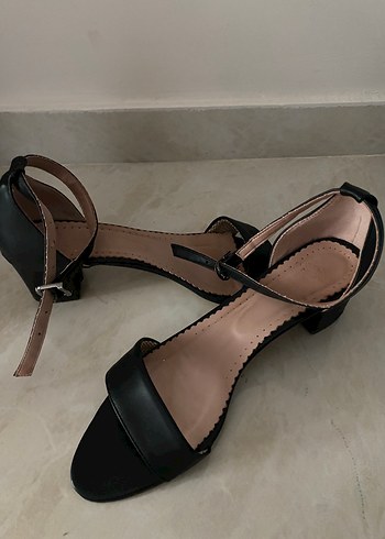 Siyah Kadın Topuklu Sandalet, Tokalı