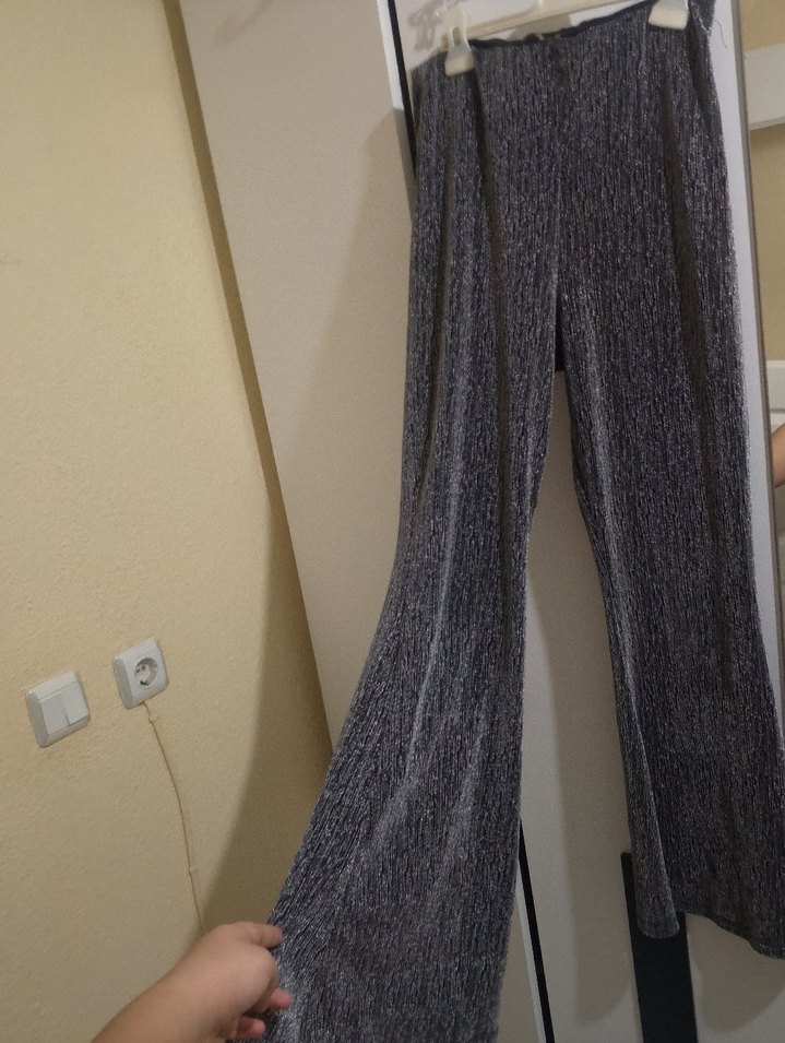 Gri Piliseli Mini Crop Top İspanyol paça alt - Görsel 2