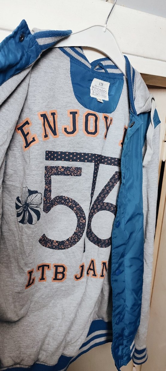 Gri Kapüşonlu Erkek - Görsel 2