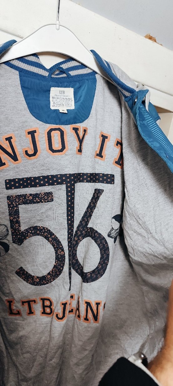 Gri Kapüşonlu Erkek - Görsel 3