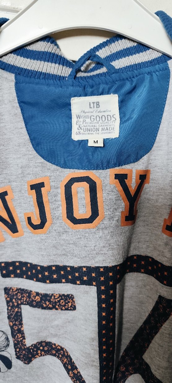 Gri Kapüşonlu Erkek - Görsel 4