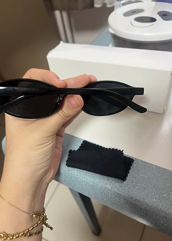 Şeffaf Siyah Minimalist Kadın Güneş Gözlüğü - Görsel 3