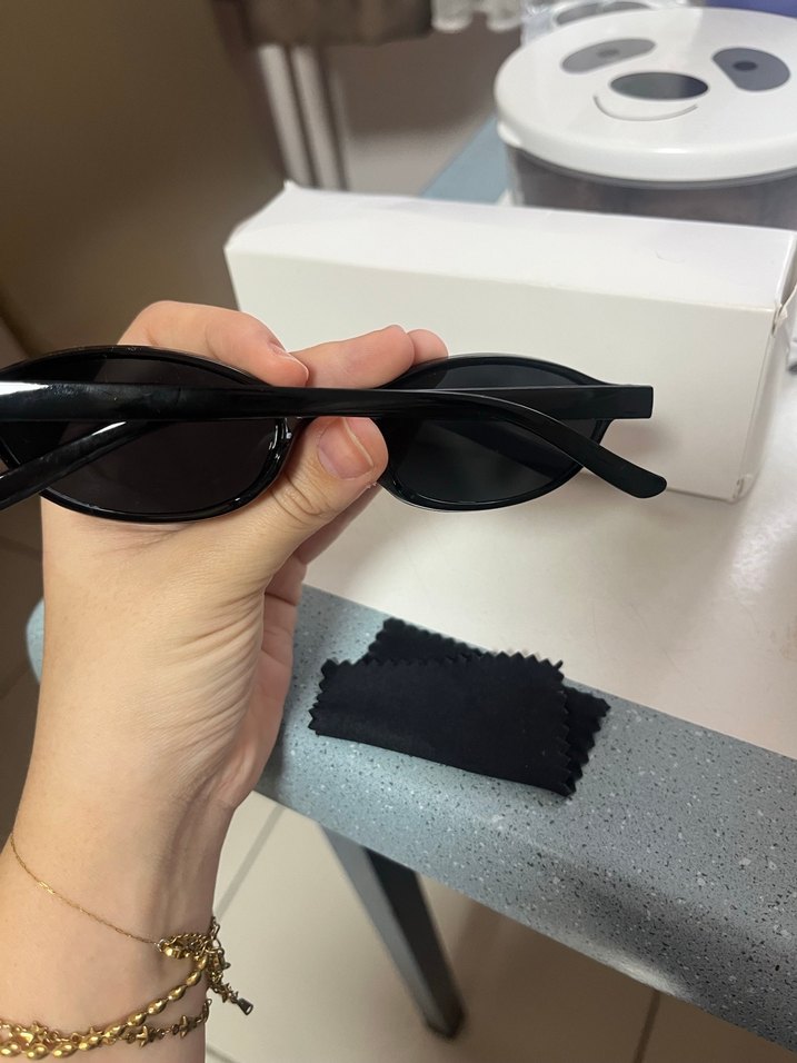 Şeffaf Siyah Minimalist Kadın Güneş Gözlüğü - Görsel 3