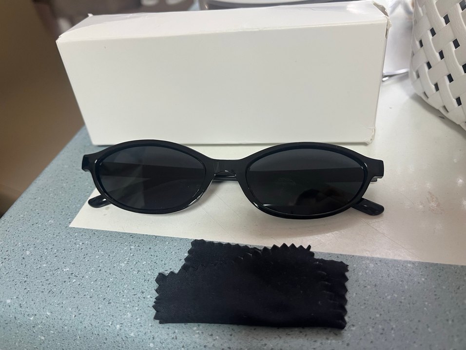 Şeffaf Siyah Minimalist Kadın Güneş Gözlüğü - Görsel 5