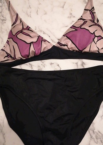 Mor Desenli Üst ve Siyah Alt Bikini Takımı