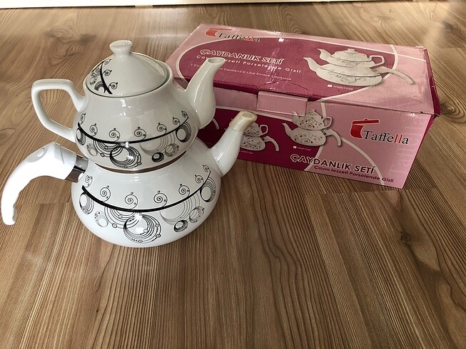 Kutusunda porselen çaydanlık