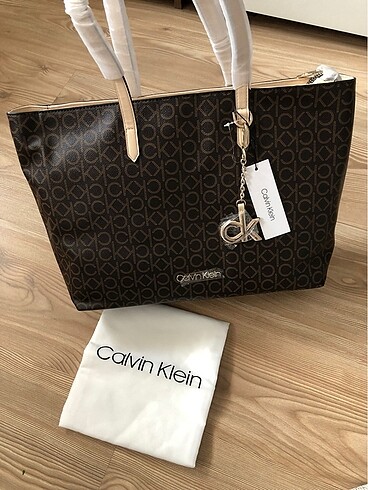 Calvin Klein kol çantası
