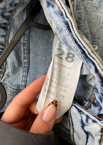 Kadın Mavi Bol Kesim Yırtık Mini Denim Şort - Görsel 4