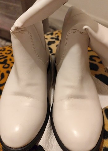 Zincir Detaylı Beyaz Deri Kadın Dolgu Topuk Bot - Görsel 3
