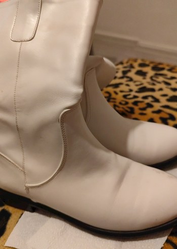 Zincir Detaylı Beyaz Deri Kadın Dolgu Topuk Bot - Görsel 2