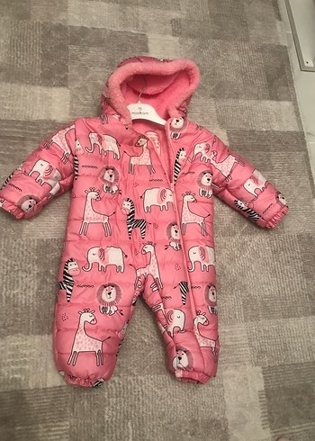 Kapüşonlu, kürklü pembe desenli bebek tulumu