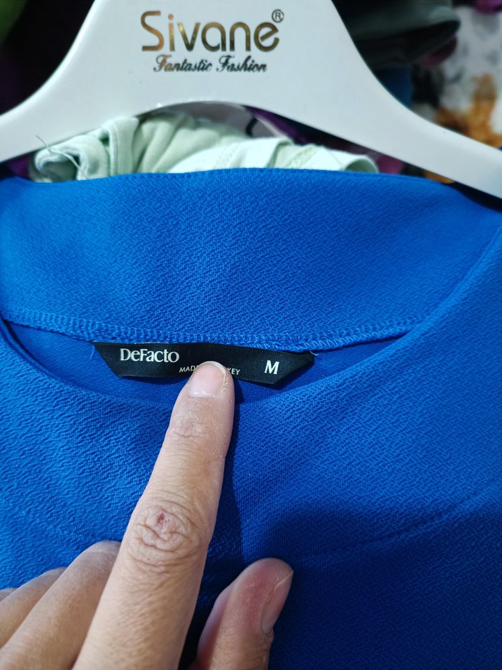 Mavi Mini Tişörtü, Kısa Kollu, Slit Detaylı bluz - Görsel 4