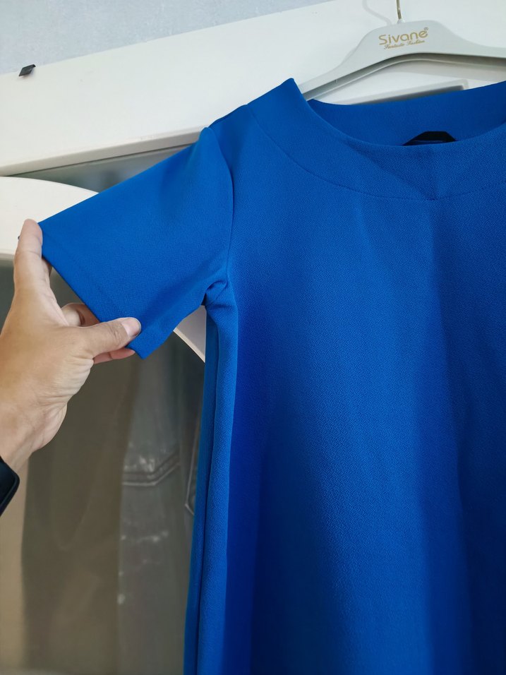 Mavi Mini Tişörtü, Kısa Kollu, Slit Detaylı bluz - Görsel 3