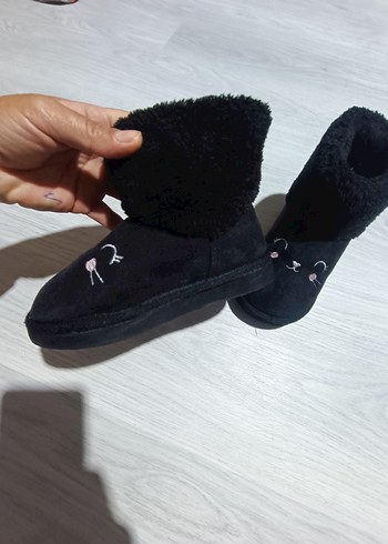 Kızlar İçin Siyah Kürklü Nakışlı ev botu panduf - Görsel 2