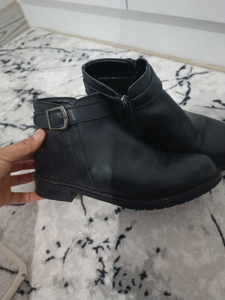 Siyah Deri Tokalı Kadın Bot - Görsel 4