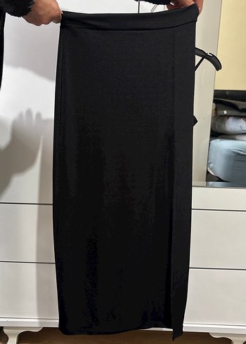 Kadın siyah ip askılı crop yırtmaçlı etek takım - Görsel 2