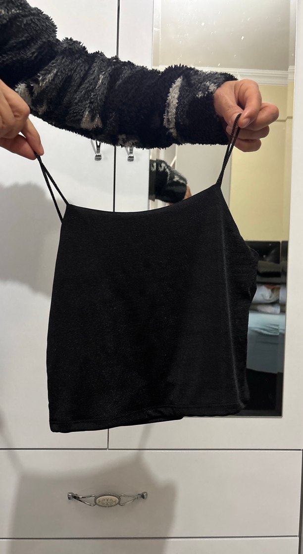 Kadın siyah ip askılı crop yırtmaçlı etek takım - Görsel 3