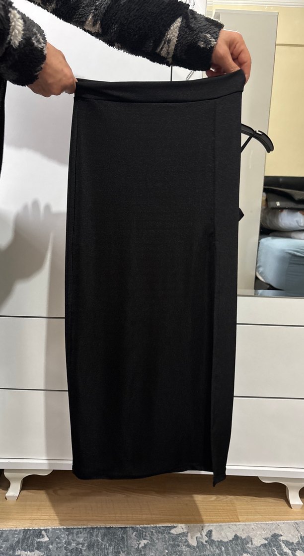 Kadın siyah ip askılı crop yırtmaçlı etek takım - Görsel 2