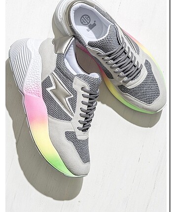 Elle sneakers