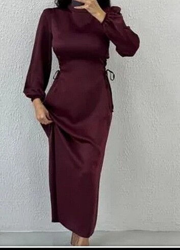 Yan bağcıklı saten elbise
