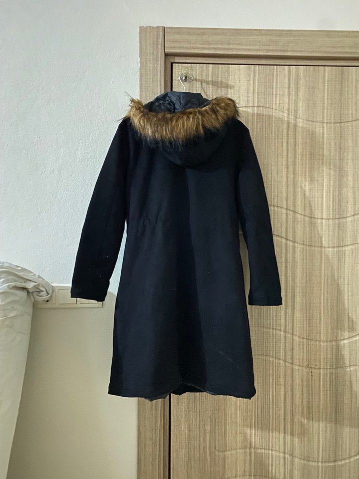 Kürk Detaylı Siyah Midi Kadın Mont - Görsel 3