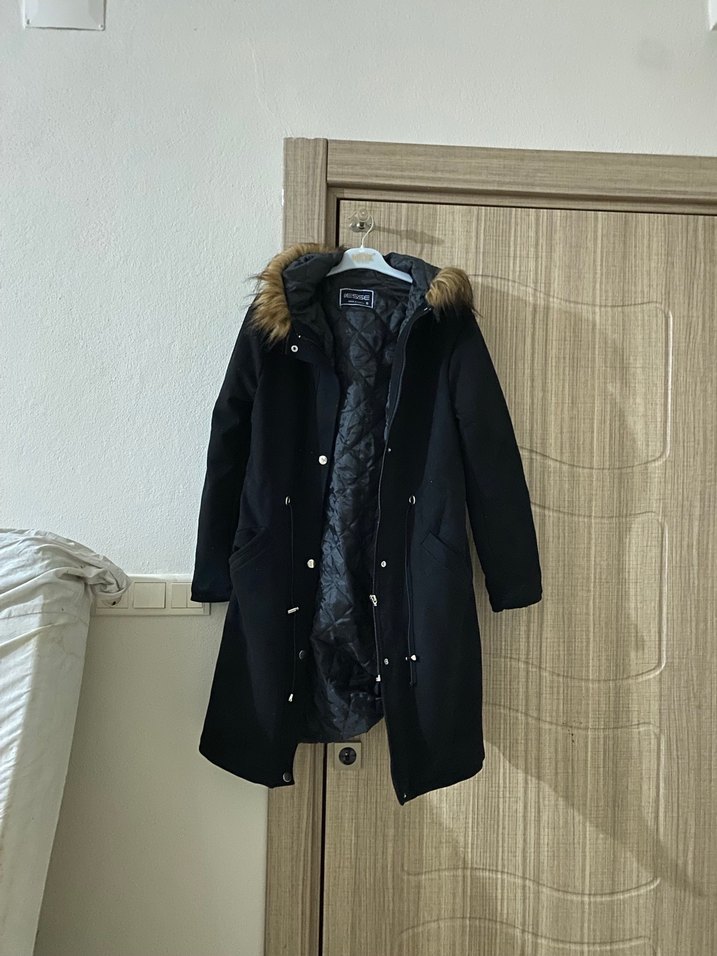 Kürk Detaylı Siyah Midi Kadın Mont - Görsel 2