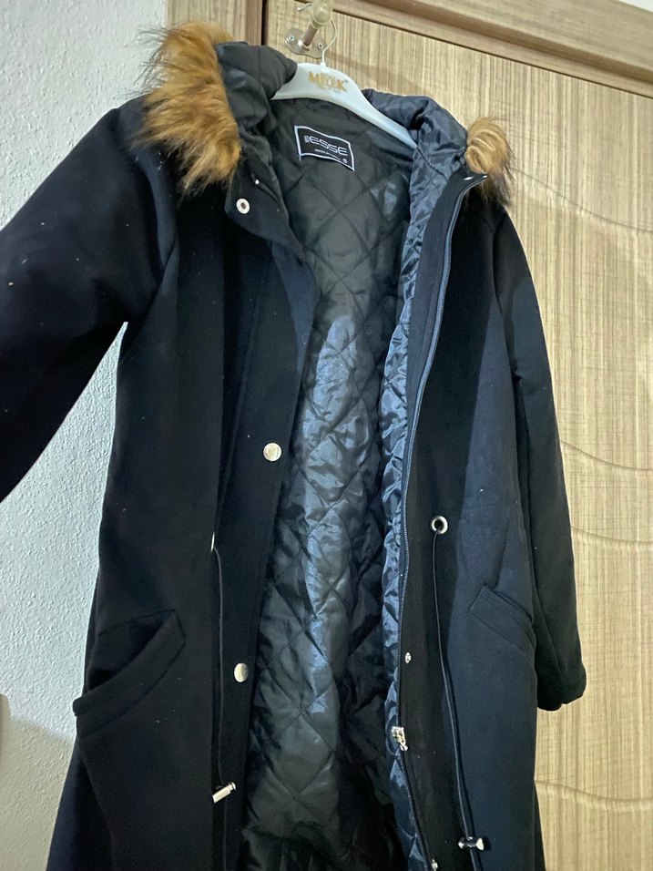 Kürk Detaylı Siyah Midi Kadın Mont - Görsel 4