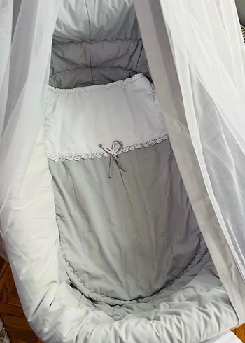 Beyaz Ahşap Beşik ve Gri Tül Örtü - Görsel 2