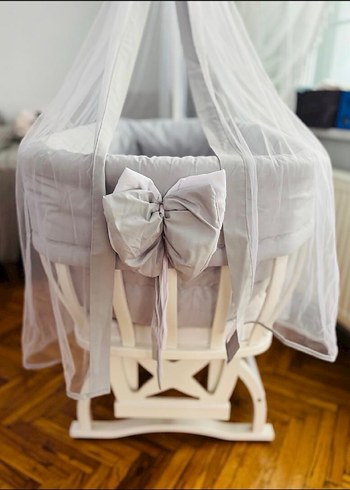 Beyaz Ahşap Beşik ve Gri Tül Örtü - Görsel 4
