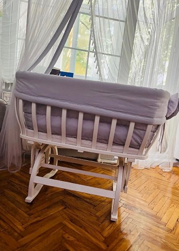 Beyaz Ahşap Beşik ve Gri Tül Örtü - Görsel 7