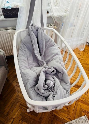 Beyaz Ahşap Beşik ve Gri Tül Örtü - Görsel 6