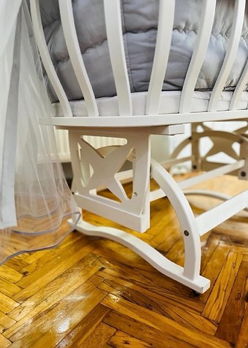 Beyaz Ahşap Beşik ve Gri Tül Örtü - Görsel 10