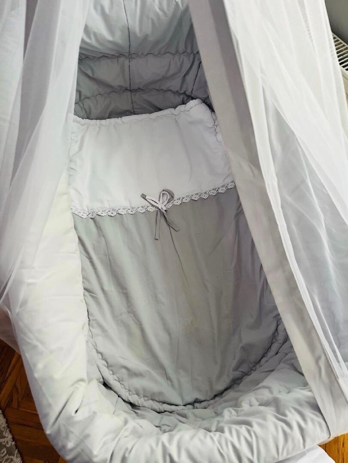 Beyaz Ahşap Beşik ve Gri Tül Örtü - Görsel 2