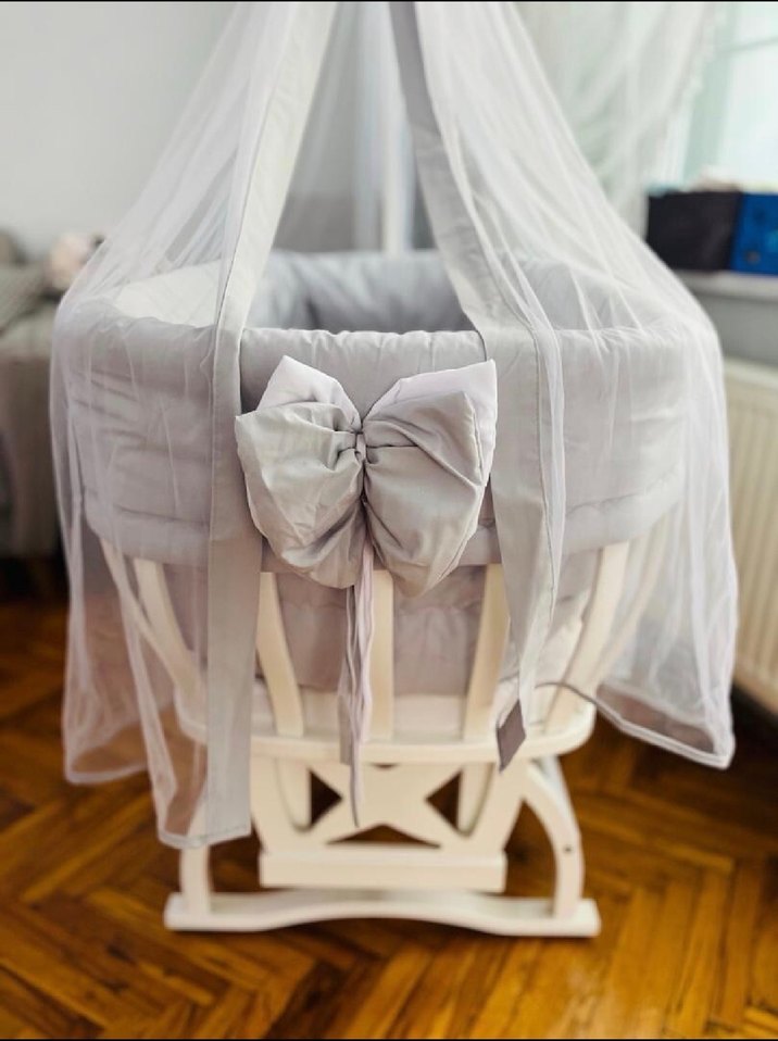 Beyaz Ahşap Beşik ve Gri Tül Örtü - Görsel 4