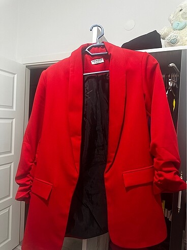 Kırmızı kolları büzgülü blazer ceket