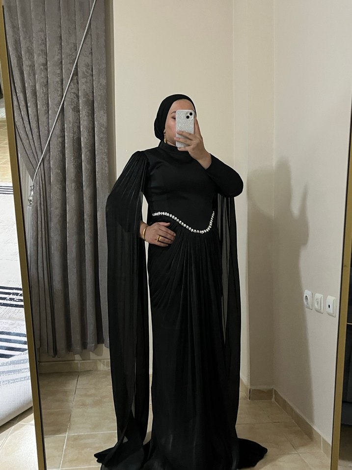 Siyah pelerinli Uzun Abiye - Görsel 2