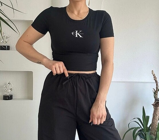 Ck crop tshirt