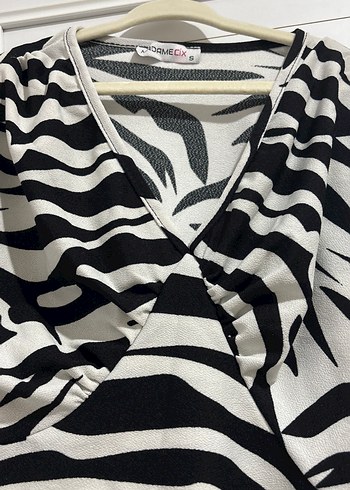 Gri Zebra Desenli Pilili V Yaka Bluz - Görsel 3