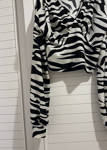 Gri Zebra Desenli Pilili V Yaka Bluz - Görsel 2