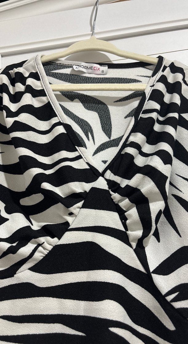 Gri Zebra Desenli Pilili V Yaka Bluz - Görsel 3