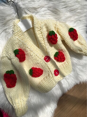 H&M Çilekli crop hırka