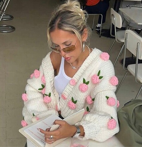 s Beden Çiçekli crop hırka