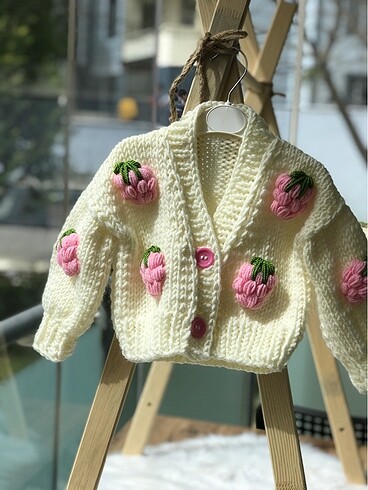 Zara Çilekli crop hırka